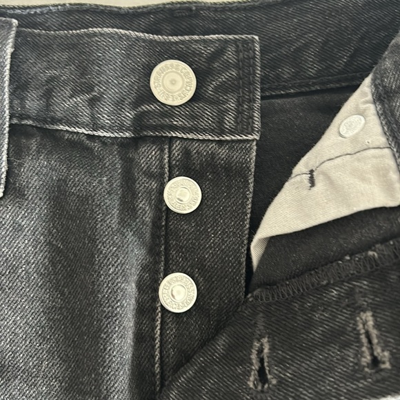 Levi black denim shorts size W 28 never worn - Picture 3 of 7